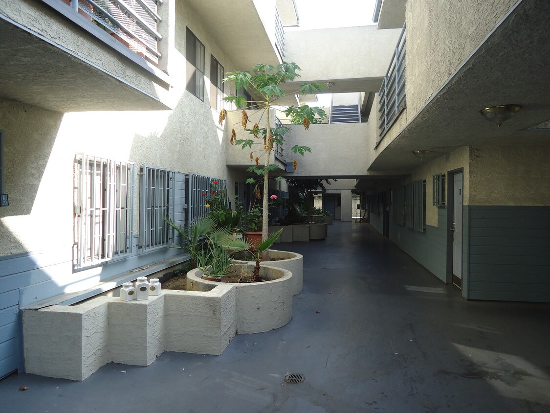 Foto principal - 1050 S Westmoreland Ave