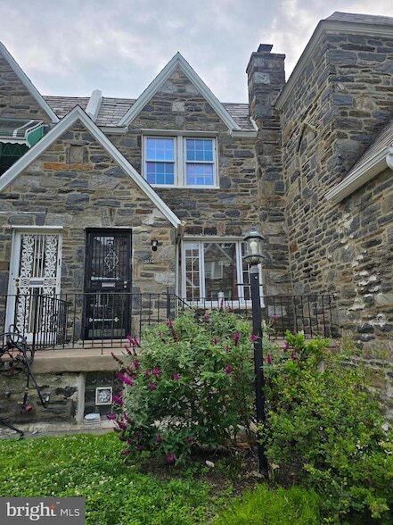 Primary Photo - 2214 N Salford St