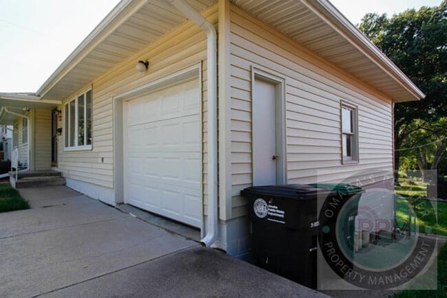 Building Photo - Convenience & Style: Your 3-Bed, 2-Bath Om...