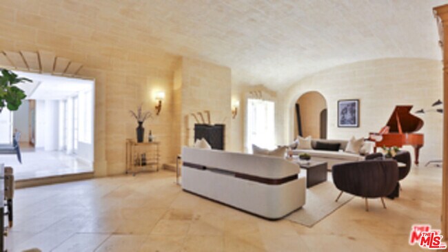 Building Photo - 915 Benedict Canyon Drive