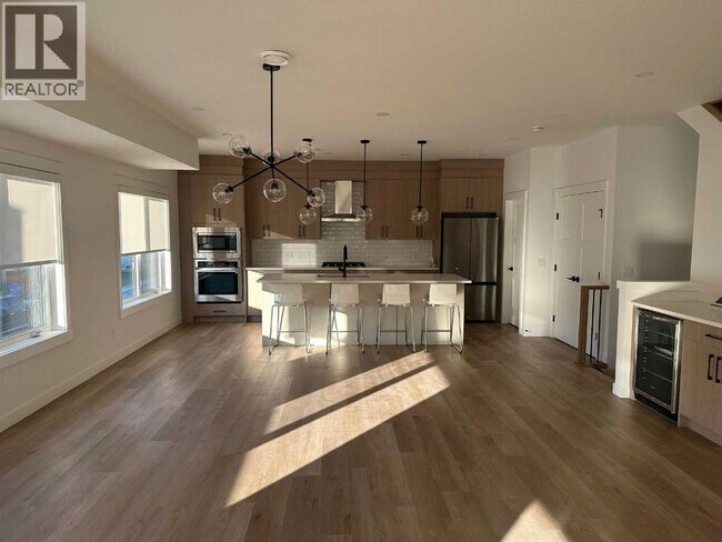 Photo du bâtiment - 4744 Bowness Rd NW