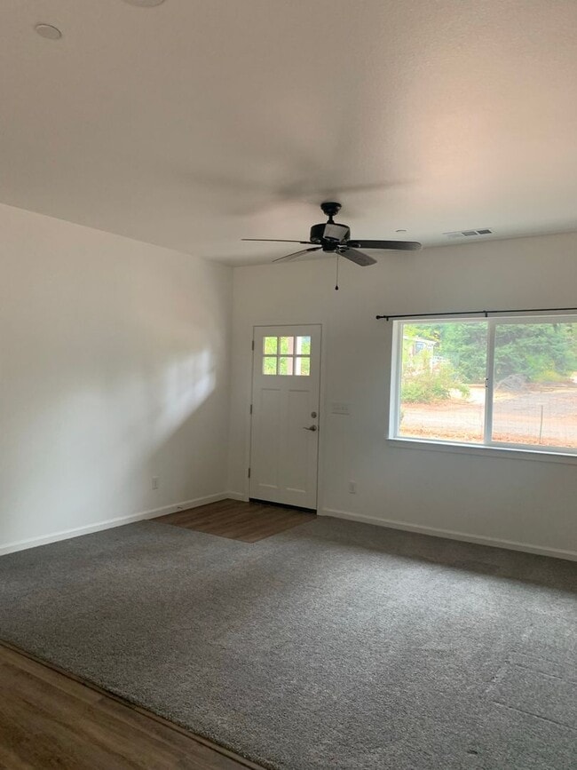 Foto del edificio - Paradise-2 bedroom 2 bathroom, level lot, w car garage.