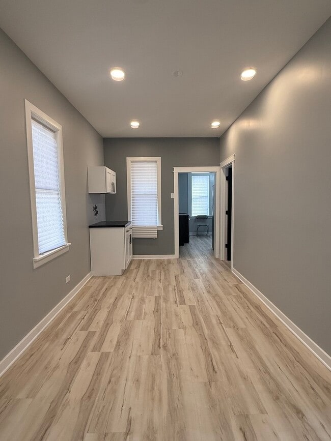 Foto del edificio - 2623 E 109th St