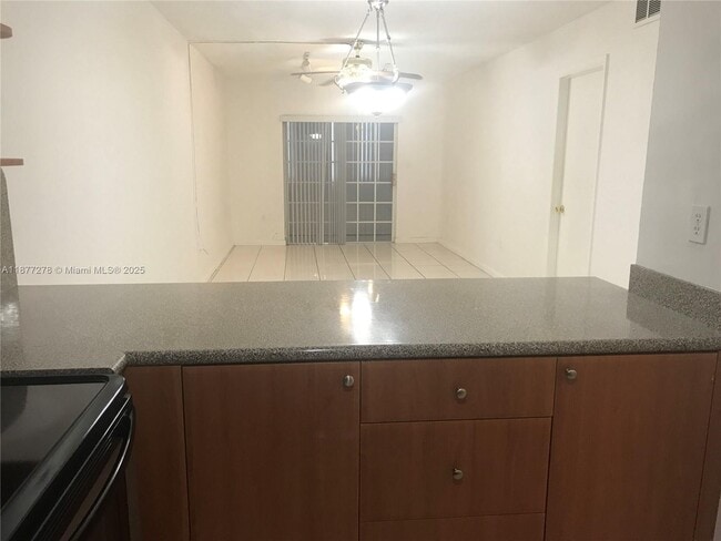 Foto del edificio - 6095 W 19th Ave