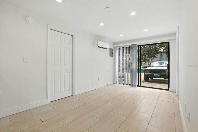 Building Photo - 614 N Hyer Ave