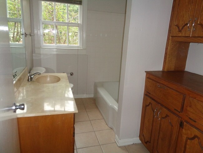 Building Photo - Elmwood Area Home