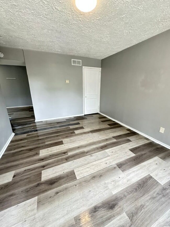 Building Photo - 916 N Central Dr