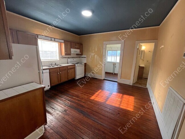 Foto del edificio - 208 W 9th St