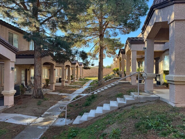 Foto del edificio - Townhome featuring stylish layout in gated...