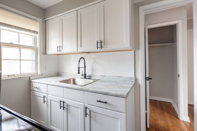 Foto del edificio - Shaker Lake Apartments