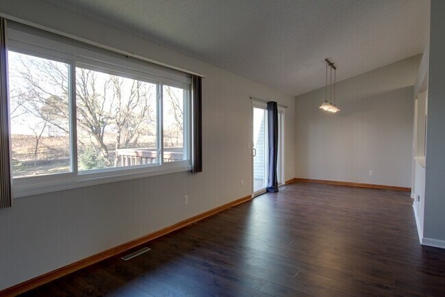 Foto del edificio - Available 12/1 is well-kept end unit 2 Bedroom 2 Bath twin home in Eden Prairie!
