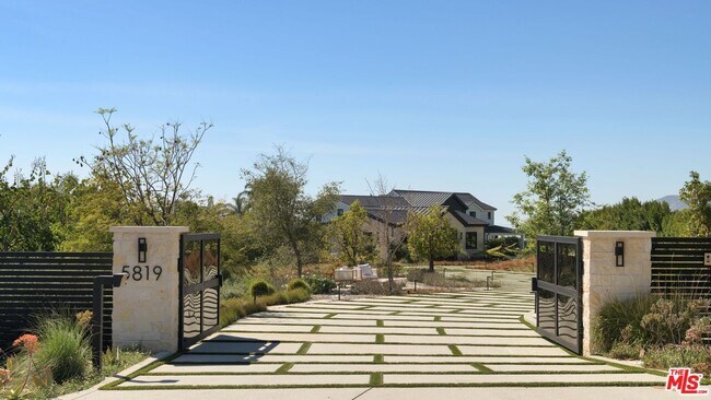 Foto del edificio - 5819 Filaree Heights Rd