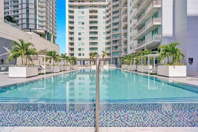 Foto del edificio - 690 SW 1st Ct