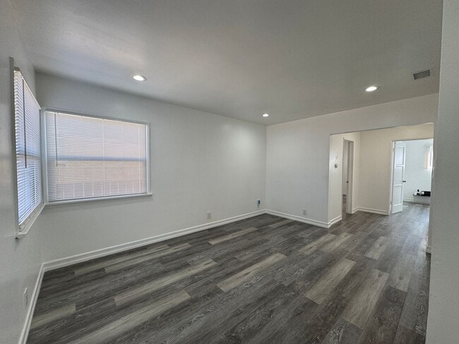 Building Photo - Charming 2bd 1ba