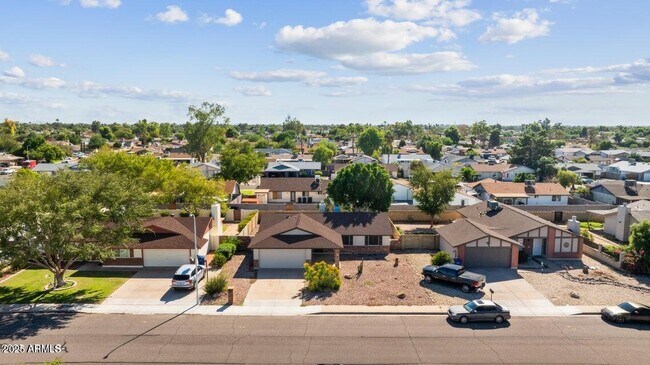 Building Photo - 1525 W El Alba Way