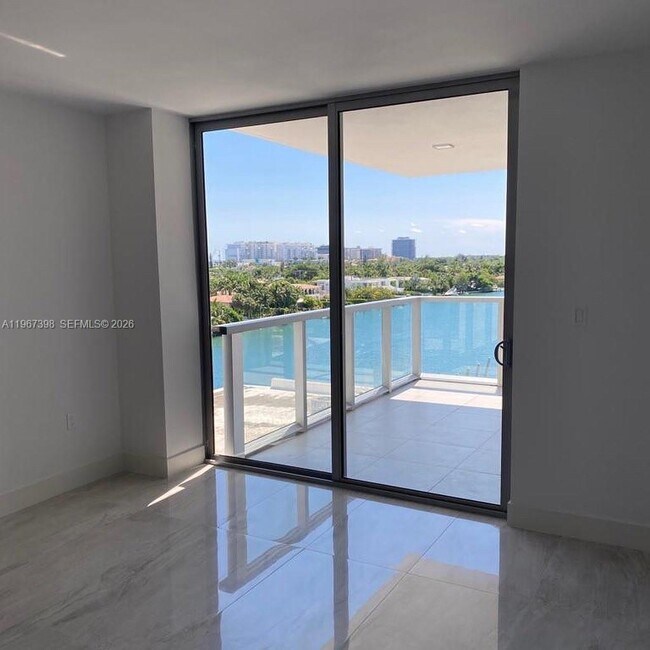 Foto del edificio - 9521 E Bay Harbor Dr