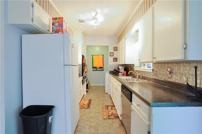 Building Photo - 2711 Allen Forest Dr