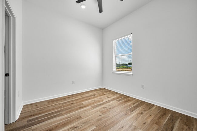 1er dormitorio de invitados - Legacy Park Townhomes
