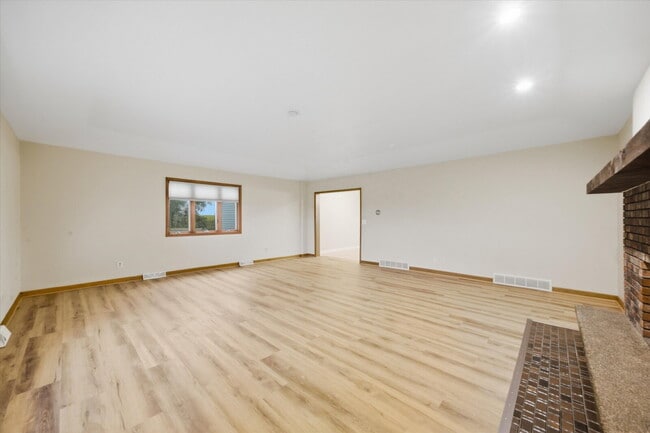 Building Photo - 3-Bed, 1-Bath Country Home in McHenry