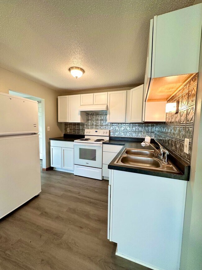 Foto del edificio - Updated 2 Bedrooms - Leonard North Dakota Rental