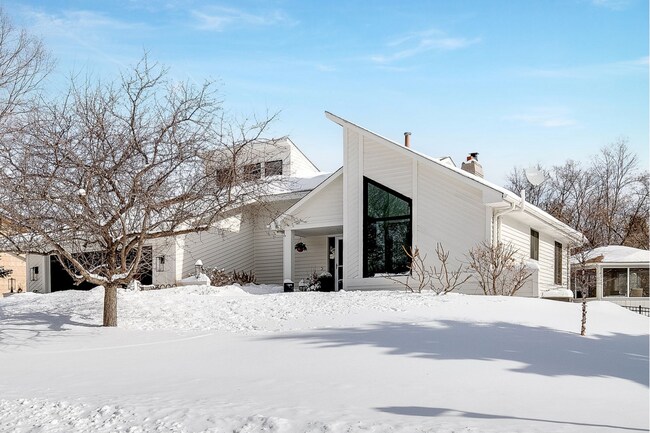 Building Photo - 3000 Pilgrim Ln N