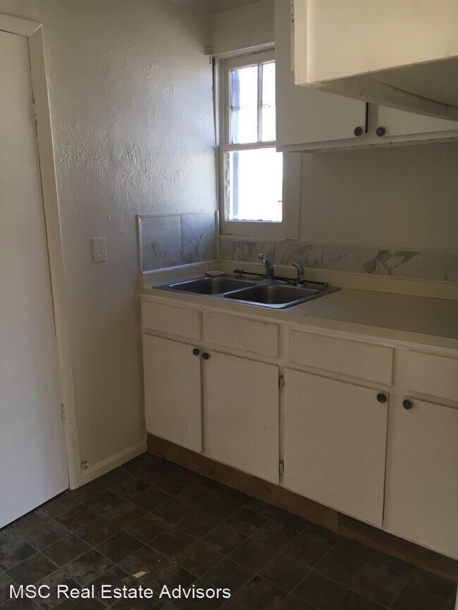 Building Photo - 2 br, 1 bath House - 209 E Emma St