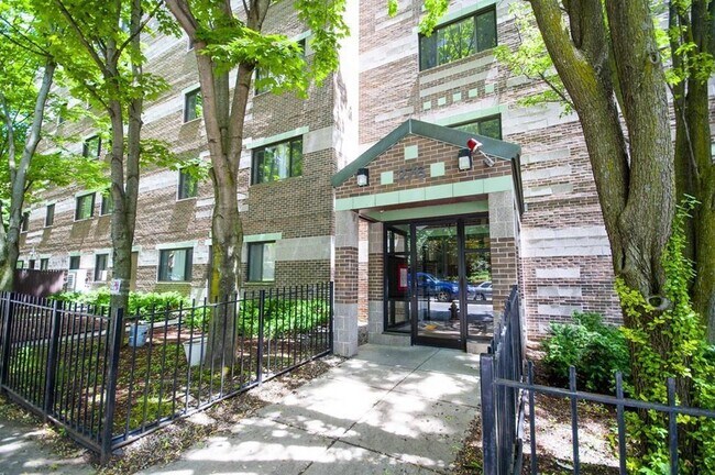 Foto del edificio - 1Br/1Bth, ready to move in Aug 1, 2026.