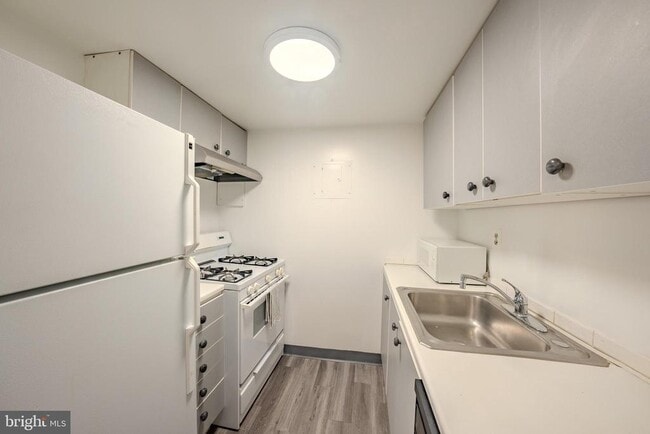 Building Photo - 1300 Army Navy Dr