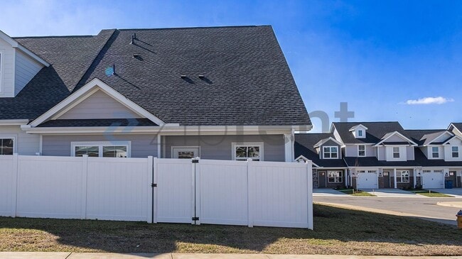 Building Photo - 532 Rohan Dr