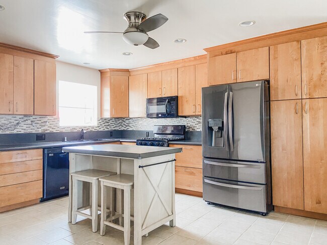 Building Photo - 619 W 37th St