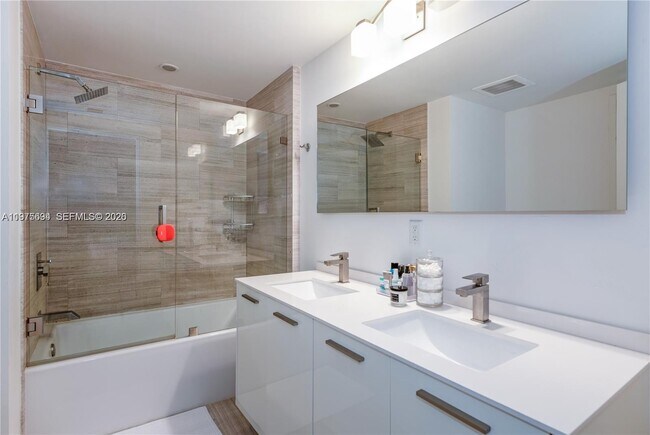 Building Photo - 1300 Brickell Bay Dr