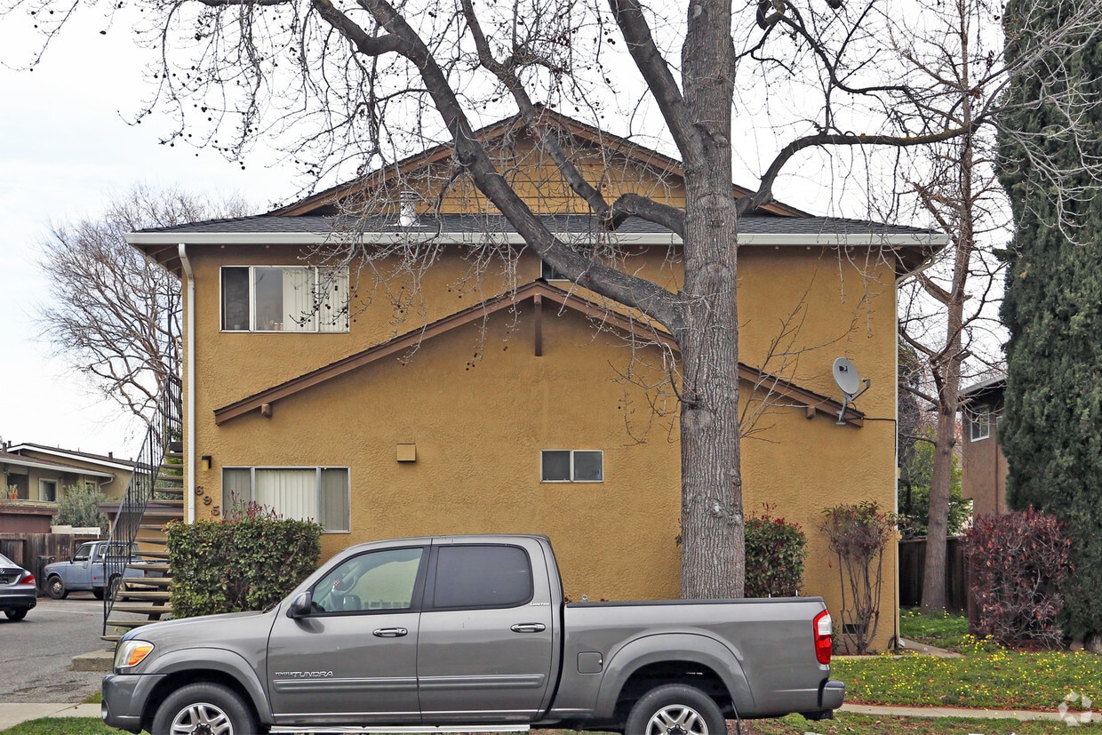 Building Photo - 695 W Valley Dr