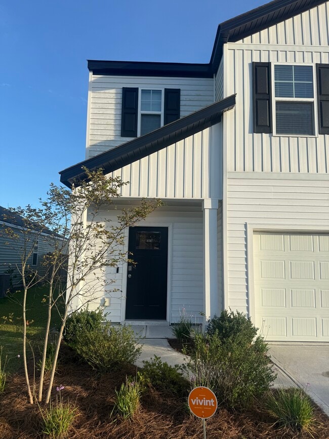 Building Photo - 257 Watersglen Dr