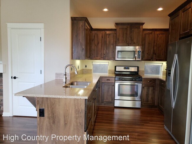 Building Photo - 3 br, 2.5 bath House - 2845 SW Yew Park Lane
