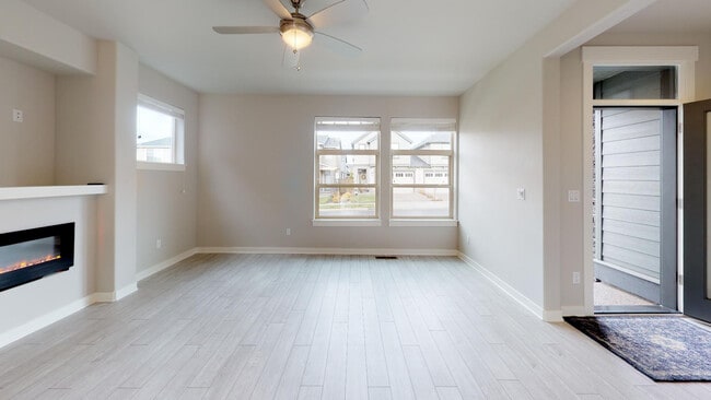 Foto del edificio - Sonny Estates: Stylish Floor-Plan, Easy Commute To Nike & Intel, Central Air, Small Dog w/ Pet Re...