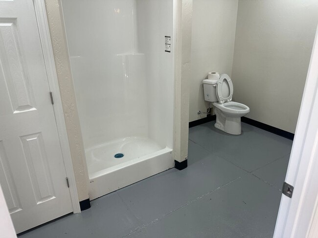 Foto del edificio - Newly Remolded large efficiency could also be used as a commercial property