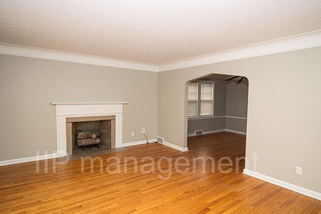Building Photo - Gorgeous 2BR 1BA Down Unit in the Heights