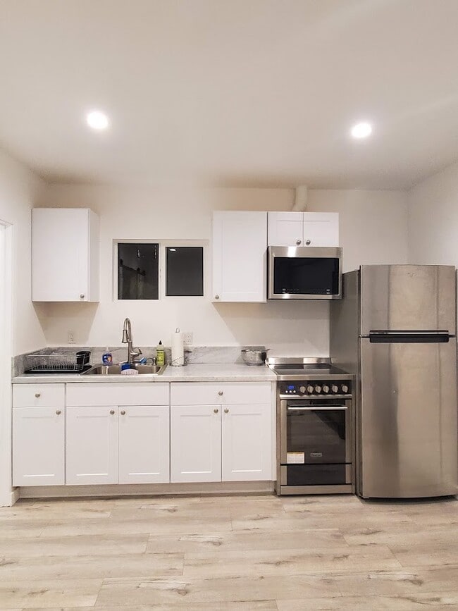 Building Photo - 3332 Cricklewood St