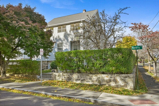 Building Photo - 158 Henry St