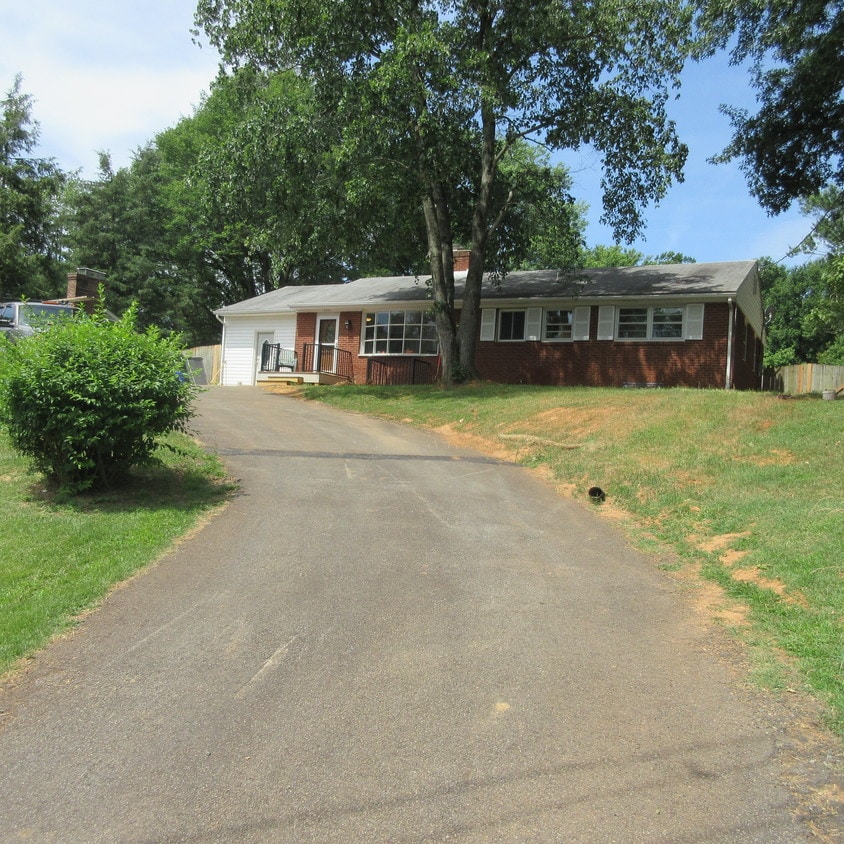 2219 Greenbrier Dr, Charlottesville, VA 22901 House Rental in