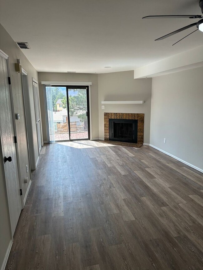 Foto del edificio - 5462-5462 Fiesta Ln