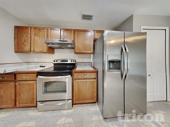 Building Photo - 233 Lakeway Ln