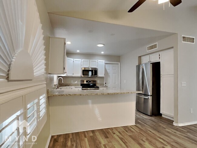 Foto del edificio - 8027 W Laurel Ln