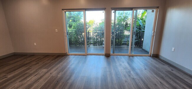 Foto del edificio - 7040 Woodman Ave