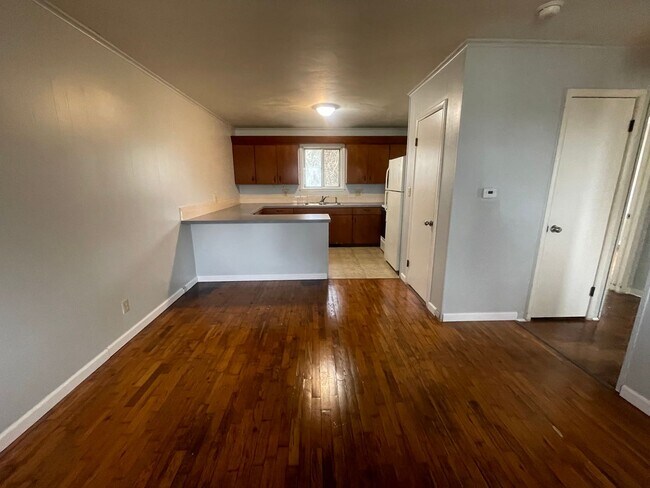 Building Photo - Available now 2 bedroom 1 bath apartment