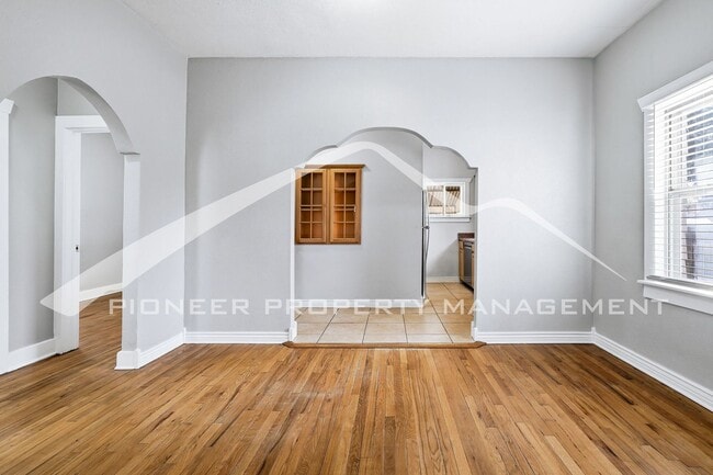 Building Photo - Charming Home with Washer/Dryer and Fenced in Yard