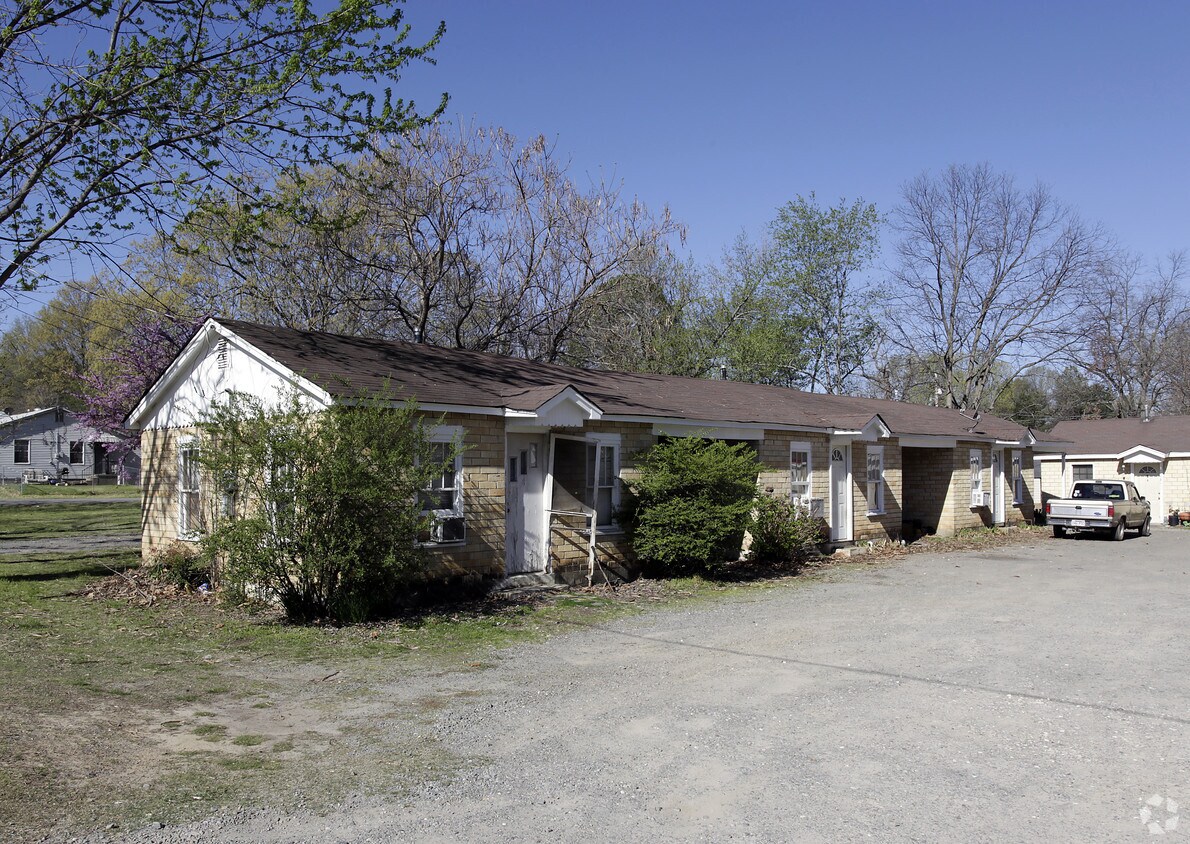 Primary Photo - 210 N Elm St