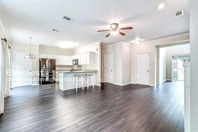 Foto del edificio - Lovely 3-Bedroom Townhome with Garage / Pe...