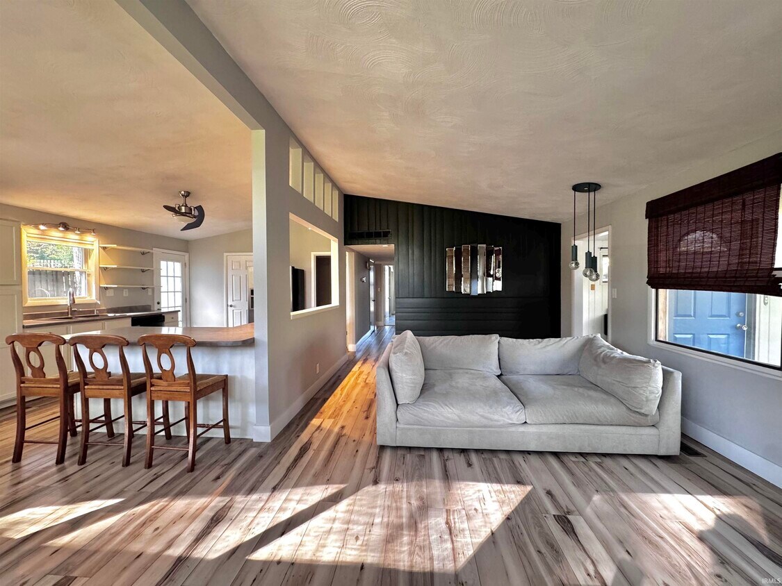 Foto principal - 7102 Woodhue Ln