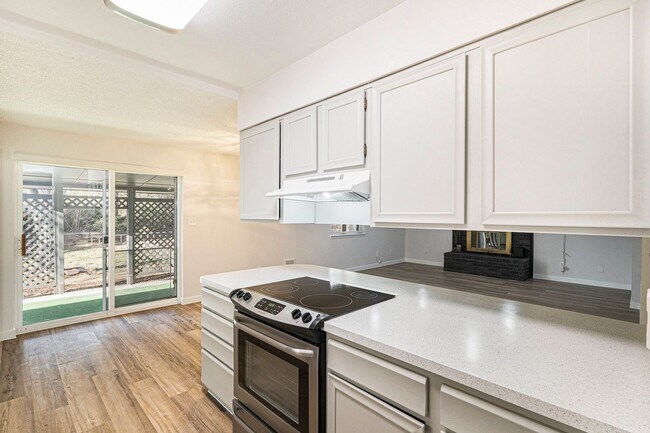 Foto del edificio - Spacious 3-Bedroom Upper Unit with Garage & Private Yard